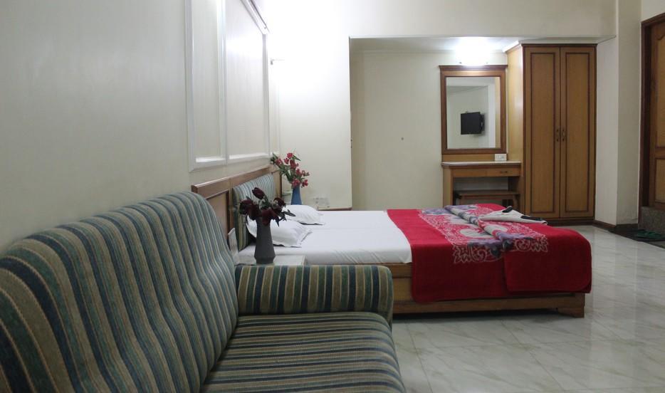 Hotel Unnati Ahmedabad Buitenkant foto