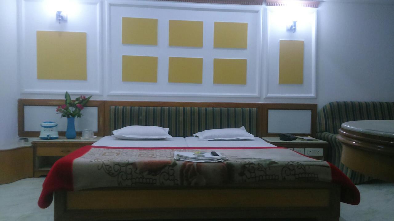 Hotel Unnati Ahmedabad Buitenkant foto
