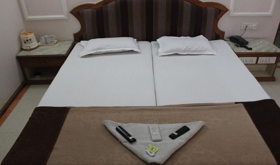 Hotel Unnati Ahmedabad Buitenkant foto