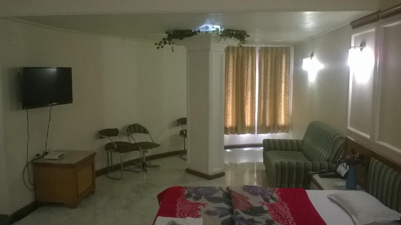 Hotel Unnati Ahmedabad Buitenkant foto