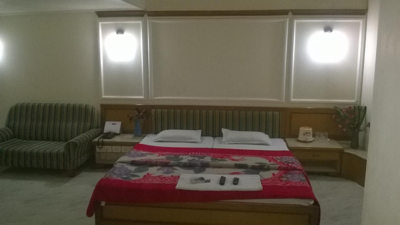 Hotel Unnati Ahmedabad Buitenkant foto